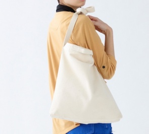 ひもを結んで肩かけ